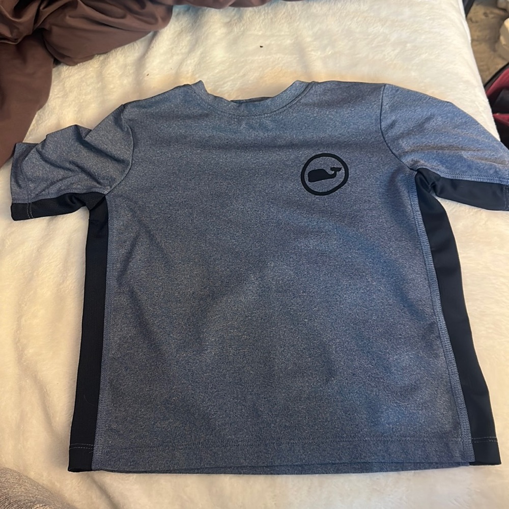 Vineyard vines performance t, like new